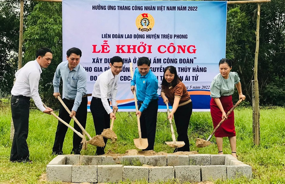 Lễ khởi công xây dựng nhà Mái ấm Công đoàn cho gia đình chị Hằng. Ảnh: CĐTP.