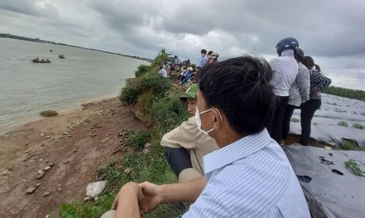 Sau nhiều ngày tìm kiếm, thi thể 3 mẹ con nữ giáo viên được tìm thấy ở sông Thái Bình. Ảnh: CTV