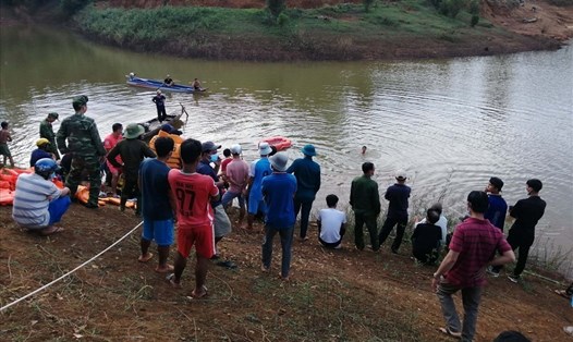 Lực lượng chức năng lặn tìm học sinh lớp 3 tắm hồ đuối nước mất tích ở Bình Phước. Ảnh: Đình Trọng