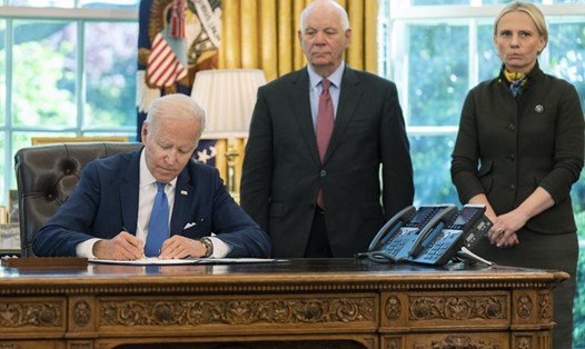 Tổng thống Biden ký đạo luật Cho vay - Cho thuê 2022 tại Phòng Bầu dục của Nhà Trắng, ngày 9.5. Ảnh: AP