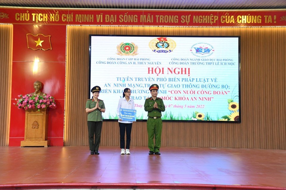 Lãnh đạo Công đoàn Công an thành phố và Công an huyện Thủy Nguyên trao phần quà “Con nuôi Công đoàn” của Công đoàn Công an huyện Thuỷ Nguyên tặng học sinh. Ảnh: Công đoàn Công an TP.Hải Phòng