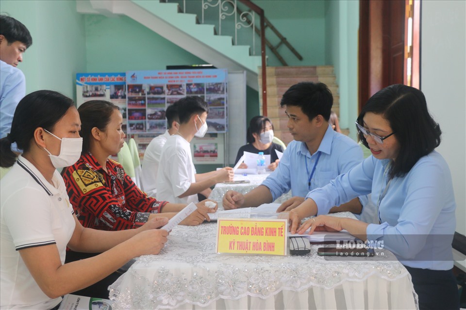 Người lao động nghe tư vấn cơ hội việc làm tại bàn tư vấn của các doanh nghiệp và cơ sở đào tạo. Ảnh: Khánh Linh
