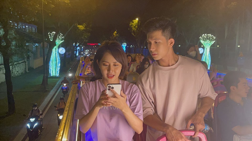 Tường Vi - Hùng Phạm tình tứ trên phố. Ảnh: ĐQ. Tường Vi - Hùng Phạm tình tứ trên phố. Ảnh: ĐQ.