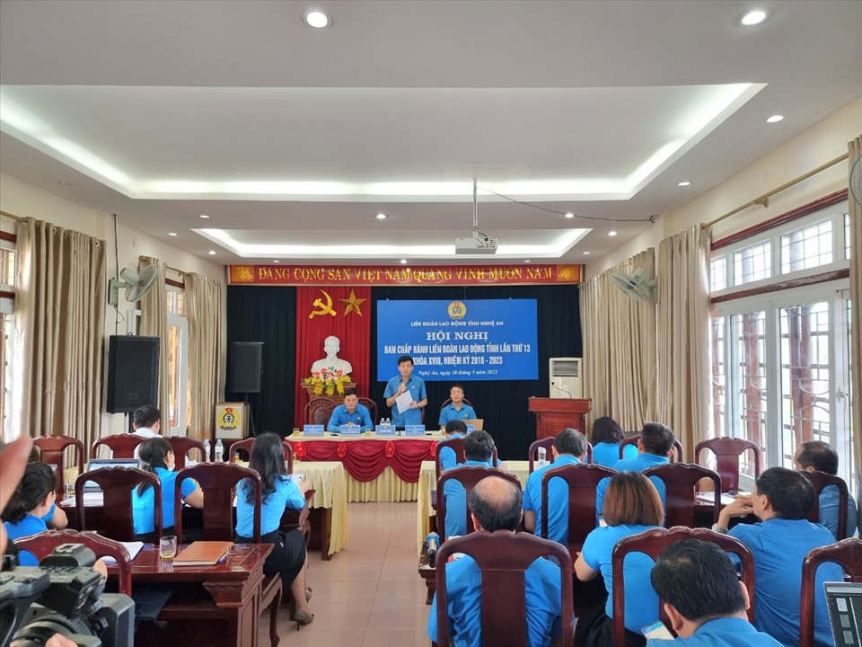 Hội nghị Ban Chấp hành LĐLĐ tỉnh Nghệ An lần thứ 13, khóa XVIII, nhiệm kỳ 2018-2023 triển khai Kế hoạch tổ chức đại hội công đoàn các cấp. Ảnh: QĐ