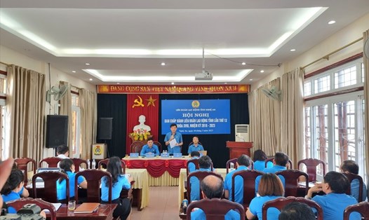 Hội nghị Ban Chấp hành LĐLĐ tỉnh Nghệ An lần thứ 13, khóa XVIII, nhiệm kỳ 2018-2023 triển khai Kế hoạch tổ chức đại hội công đoàn các cấp. Ảnh: QĐ
