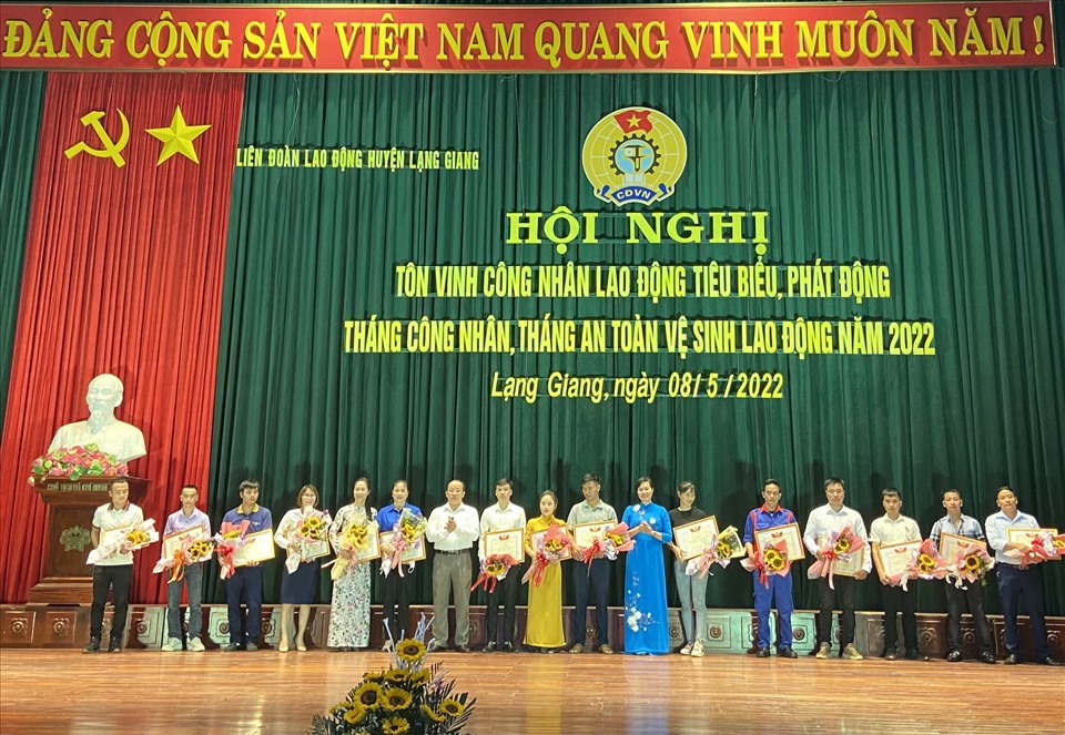 Lãnh đạo Liên đoàn Lao động tỉnh, Hội đồng nhân dân huyện Lạng Giang trao khen thưởng cho công nhân tiêu biểu.
