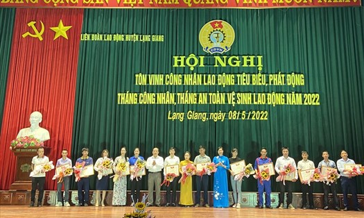 Lãnh đạo Liên đoàn Lao động tỉnh, Hội đồng nhân dân huyện Lạng Giang trao khen thưởng cho công nhân tiêu biểu.