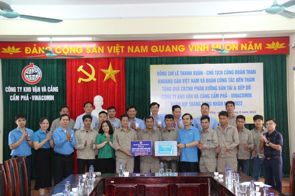 Tặng quà, động viên công nhân lao động Phân xưởng Vận tải và Xếp dỡ - đơn vị xuất sắc tiêu biểu của Công ty Kho vận và Cảng Cẩm Phả.