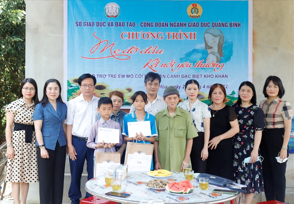 Đại diện Sở GDĐT và Công đoàn ngành Giáo dục tỉnh Quảng Bình nhận đỡ đầu cho 2 học sinh có hoàn cảnh khó khăn tại huyện Minh Hóa. Ảnh: H.L
