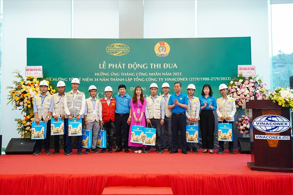 Lãnh đạo Công đoàn Xây dựng Việt Nam trao quà cho người lao động tại dự án.