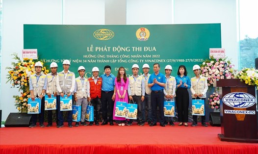 Lãnh đạo Công đoàn Xây dựng Việt Nam trao quà cho người lao động tại dự án.