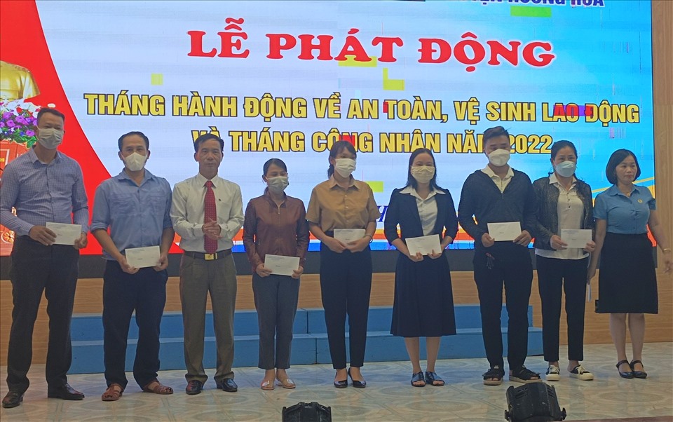 Lãnh đạo UBND huyện Hướng Hóa và LĐLĐ huyện Hướng Hóa trao quà cho người lao động. Ảnh: CĐ.