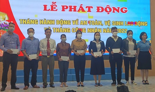 Lãnh đạo UBND huyện Hướng Hóa và LĐLĐ huyện Hướng Hóa trao quà cho người lao động. Ảnh: CĐ.