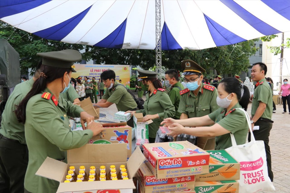 Một số hình ảnh tại “Gian hàng 0 đồng” trong ngày hội. Ảnh: Công đoàn Công an TP.HCM