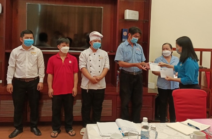 Phó Chủ tịch Thường trực LĐLĐ tỉnh An giang Phan Thị Diễm trao các suất quà cho đoàn viên, người lao động có hoàn cảnh khó khăn tại Cty CP Du lịch An Giang.