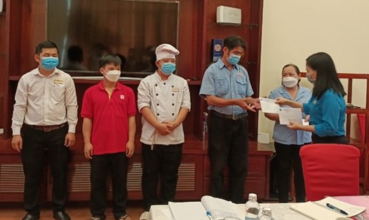 Phó Chủ tịch Thường trực LĐLĐ tỉnh An giang Phan Thị Diễm trao các suất quà cho đoàn viên, người lao động có hoàn cảnh khó khăn tại Cty CP Du lịch An Giang.
