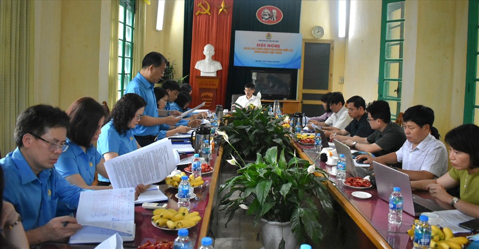 Các đại biểu tham dự buổi làm việc tại Tổng Cty CP Dệt may Nam Định. Ảnh: T.D