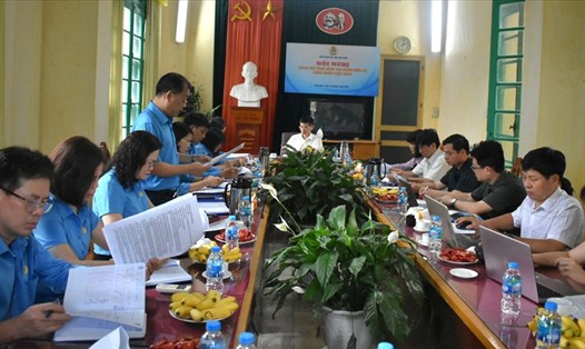 Các đại biểu tham dự buổi làm việc tại Tổng Cty CP Dệt may Nam Định. Ảnh: T.D
