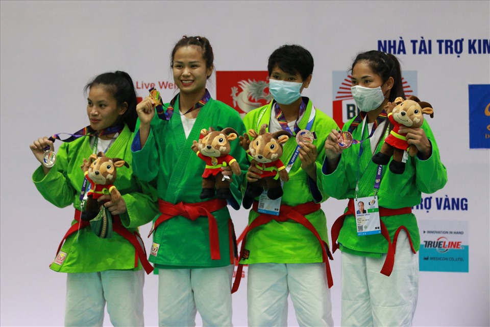 Các vận động viên Kurash trên bục nhận huy chương vàng. Ảnh: Minh Đức