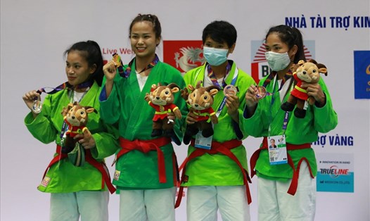 Các vận động viên Kurash trên bục nhận huy chương vàng. Ảnh: Minh Đức