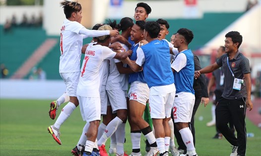 U23 Myanmar ghi liền 2 bàn thắng vươn lên dẫn 2-1. Ảnh: Hải Nguyễn