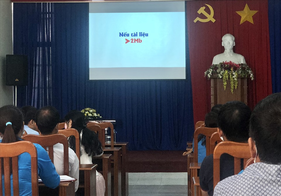LĐLĐ Khánh Hoà hướng dẫn thao tác cập nhật sáng kiến của người lao động lên hệ thống phần mềm chương trình 1 triệu sáng kiến. Ảnh: Phương Linh