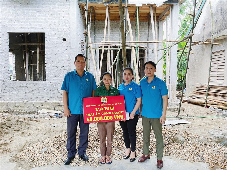 Cán bộ công đoàn trao số tiền 140 triệu đồng hỗ trợ đoàn viên Hoàng Thị Ngọc Anh xây nhà Mái ấm công đoàn. Ảnh: HC