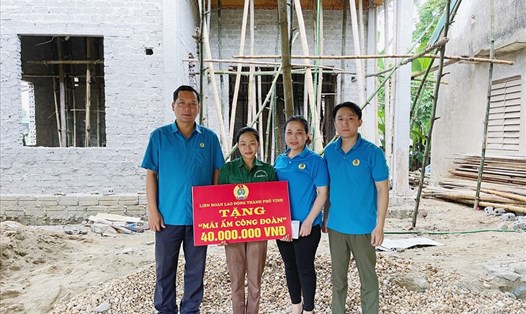 Cán bộ công đoàn trao số tiền 140 triệu đồng hỗ trợ đoàn viên Hoàng Thị Ngọc Anh xây nhà Mái ấm công đoàn. Ảnh: HC