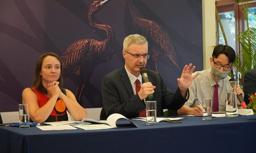 Đại sứ Pháp tại Việt Nam Nicolas Warnery (giữa) tại buổi họp báo công bố dự án "Chia sẻ và gìn giữ Di sản Việt Nam". Ảnh: ĐSQ Pháp