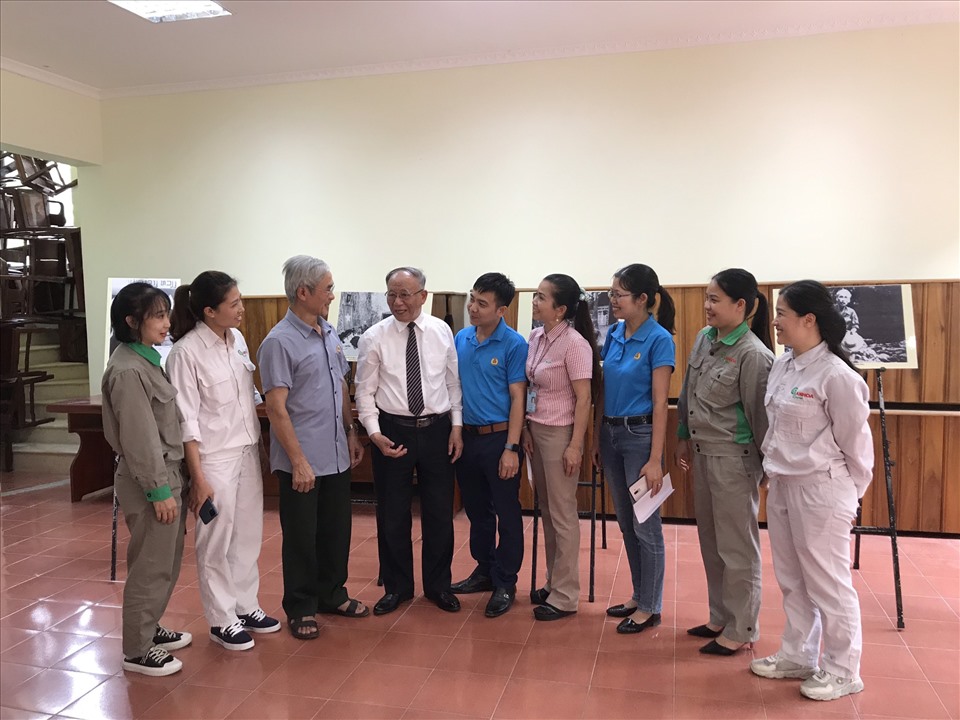 Giáo sư, Tiến sỹ, Chuyên gia cao cấp Hoàng Chí Bảo (thứ 4 từ trái sang) giao lưu với cán bộ công đoàn, đoàn viên tỉnh Tuyên Quang. Ảnh: CĐTQ