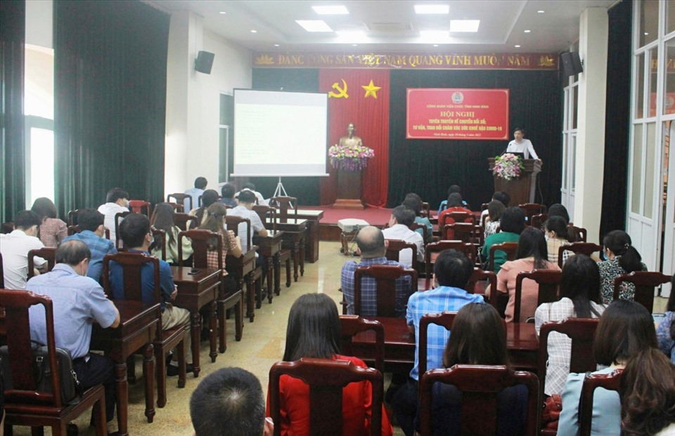 Các đại biểu dự hội nghị tuyên truyền về chuyển đổi số do Công đoàn Viên chức tỉnh Ninh Bình tổ chức. Ảnh: NT