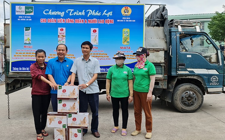 Công đoàn Khu kinh tế tỉnh Bình Định tổ chức Chương trình “Phúc lợi đoàn viên” bằng hoạt động “Uống sữa miễn phí” cho hơn 500 đoàn viên, người lao động. Ảnh: Phúc Trầm
