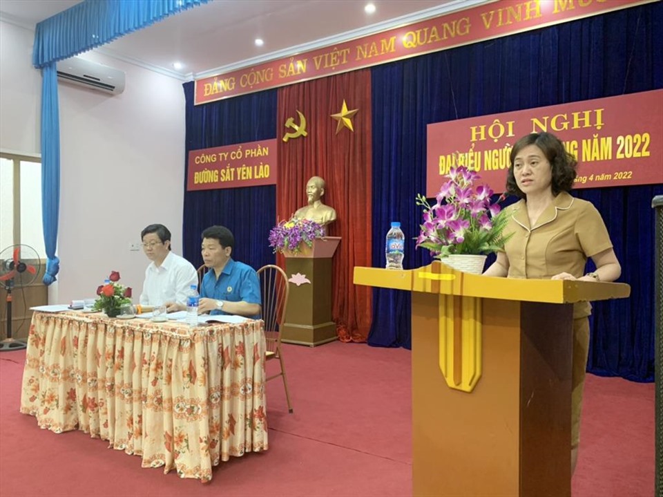 Bà Dương Thị Mơ - Phó Chủ tịch Công đoàn Đường sắt Việt Nam - phát biểu tại Hội nghị. Ảnh: CĐN