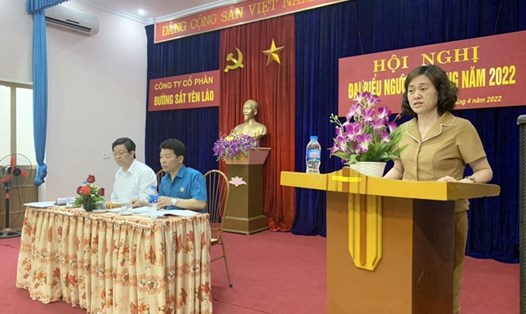 Bà Dương Thị Mơ - Phó Chủ tịch Công đoàn Đường sắt Việt Nam - phát biểu tại Hội nghị. Ảnh: CĐN