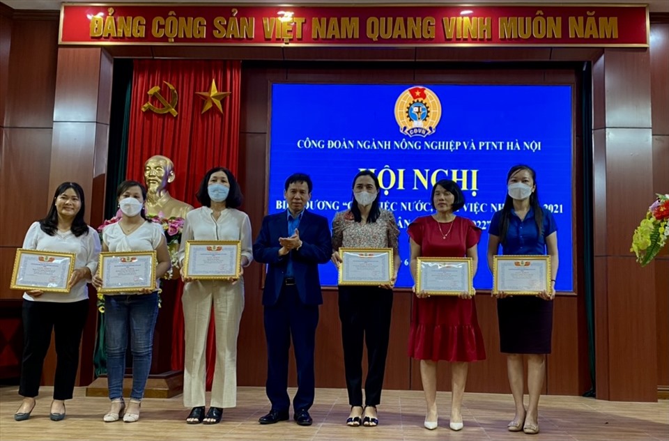 Biểu dương Công nhân giỏi và gương Giỏi việc nước - Đảm việc nhà ngành Nông nghiệp và Phát triển Nông thôn Hà Nội. Ảnh: CĐN