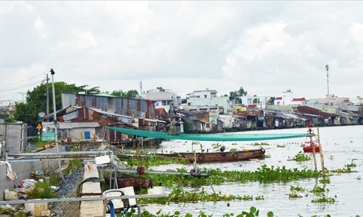 Đến nay, hơn 200 hộ dân bị ảnh hưởng bởi dự án kè sông Cần Thơ vẫn chưa được cấp tái định cư. Ảnh: Th.N