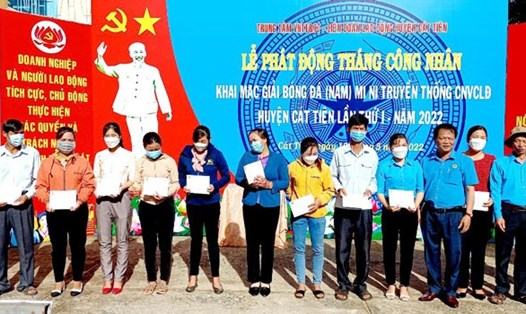Lãnh đạo huyện Cát Tiên (Lâm Đồng) trao quà tặng CNVCLĐ có hoàn cảnh khó khăn, bị ảnh hưởng bởi dịch COVID-19. Ảnh: Minh Sơn