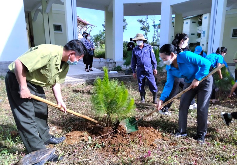 Cán bộ công đoàn ở TP.Bảo Lộc (Lâm Đồng) hưởng ứng chiến dịch trồng cây xanh trong "Tháng Công nhân" năm 2022. Ảnh Hoàng Thanh