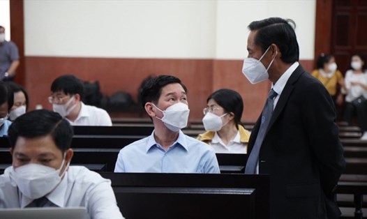 Bi cáo Trần Vĩnh Tuyến đang trao đổi luật sư bào chữa của mình tại phiên toà phúc thẩm.