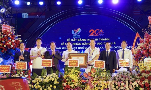 Liên đoàn Kỷ lục Châu Á trao tặng Bằng Kỷ lục Châu Á cho Tổ hợp sân quần vợt lớn nhất Châu Á nằm trong khu đô thị. Ảnh: Hữu Chánh