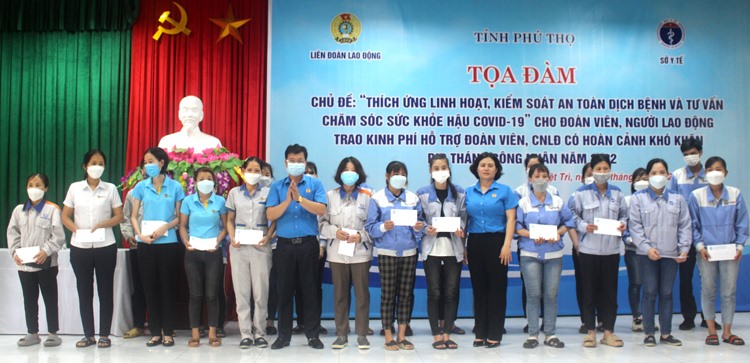Đại diện Liên đoàn Lao động tỉnh, Công đoàn các Khu công nghiệp tỉnh trao hỗ trợ công nhân lao động có hoàn cảnh đặc biệt khó khăn.