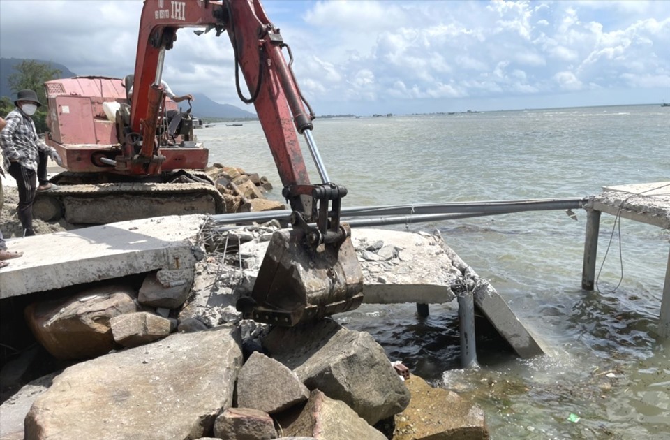 UBND xã Hàm Ninh tổ chức thực hiện phá dỡ, di dời các công trình vi phạm. Ảnh: PV