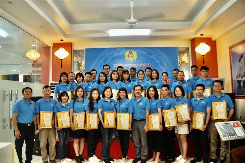 Tuyên dương 64 Công nhân giỏi cấp quận. Ảnh: CĐQ