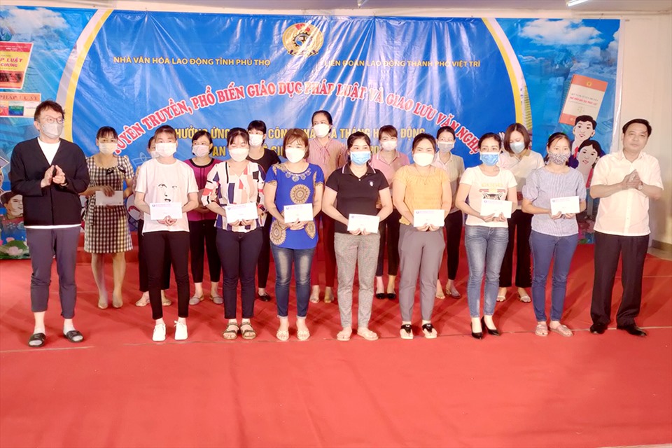 Nhiều công nhân có hoàn cảnh khó khăn trên địa bàn TP.Việt Trì được nhận hỗ trợ. Ảnh: ĐVCC
