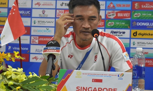 Huấn luyện viên U23 Singapore Nazri Nasir trả lời họp báo sau trận đấu. Ảnh: T.D