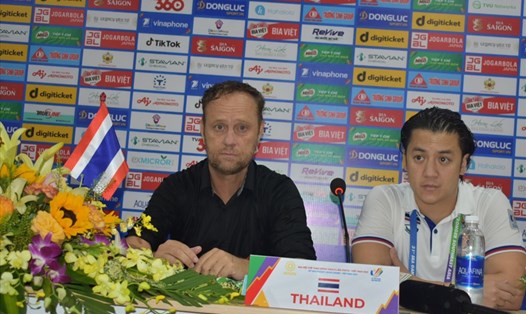 Huấn luyện viên trưởng U23 Thái Lan ướt sũng bước vào phòng họp báo sau trận thắng U23 Singapore 5-0. Ảnh: Trung Du
