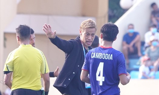 Huấn luyện viên Keisuke Honda rất nghiêm khắc với cầu thủ U23 Campuchia. Ảnh: Nguyễn Đăng