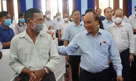 Chủ tịch nước Nguyễn Xuân Phúc thăm hỏi cử tri huyện Củ Chi (TPHCM).  Ảnh: Minh Quân