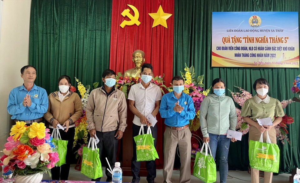LĐLĐ tỉnh tặng quà cho đoàn viên, người lao động. Ảnh NA