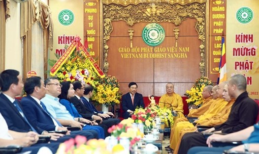 Phó Thủ tướng Thường trực Phạm Bình Minh tặng hoa, chúc mừng Trung ương Giáo hội Phật giáo Việt Nam cùng các chư vị tăng ni, phật tử. Ảnh: Hải Anh